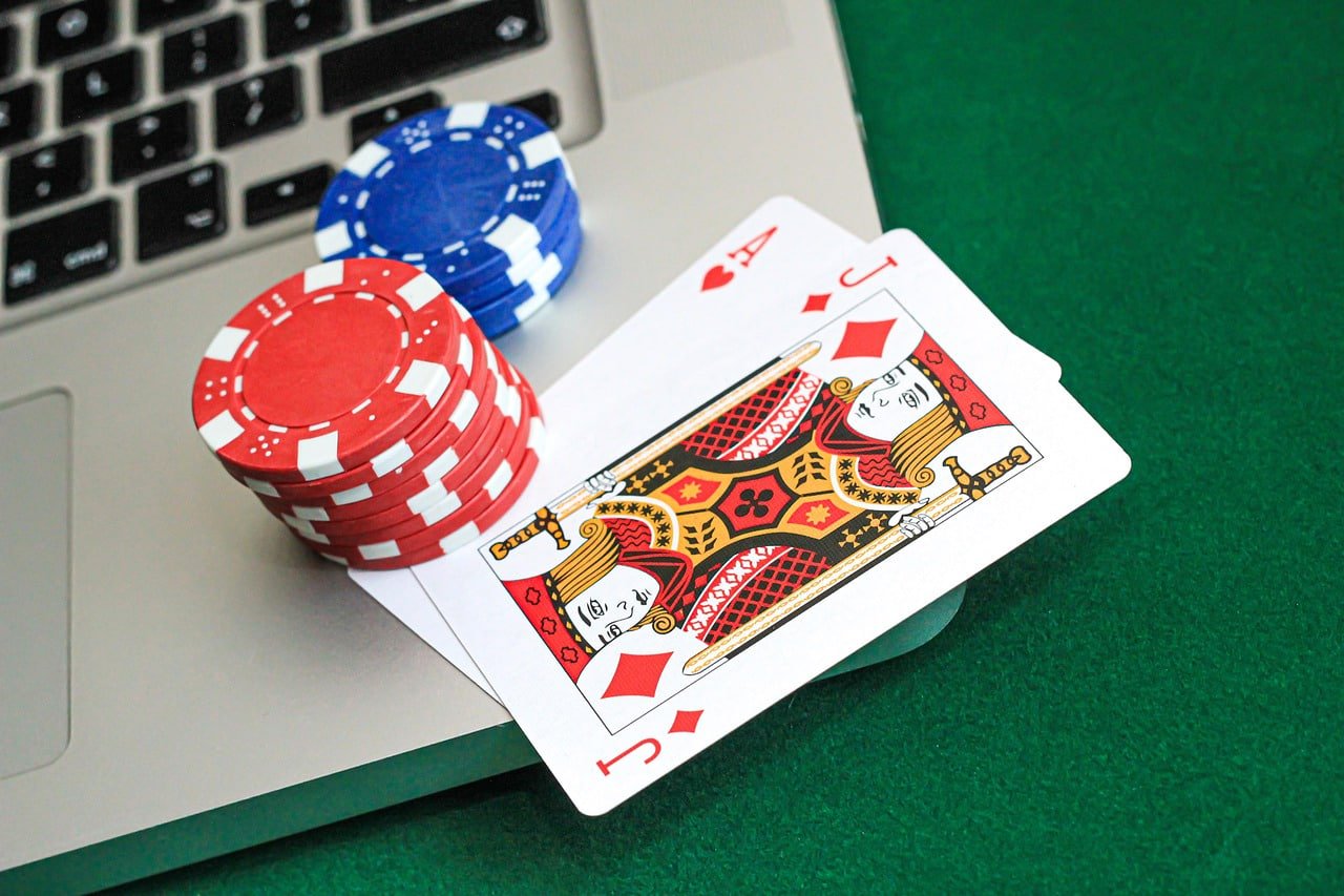 sunwjn မိုဘိုင်းအက်ပ် မြန်မာ smartphone ပေါ်တွင် slots casino ကစားနေသောမြင်ကွင်း